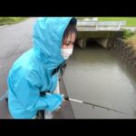 どしゃ降りのなかドブ川で釣りをしたらこうなる