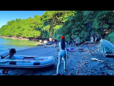 【女の大冒険】小舟で無人島へ‼️釣りキャンプ基地を作る❤️そして大物に遭遇…