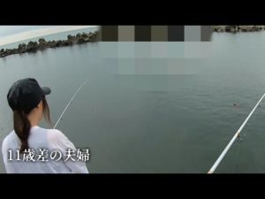 釣りをしてたら前で泳がれた、、、どうする？？   びしょ濡れで釣りするリアルな夫婦    #海釣り #夫婦