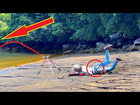 釣り竿が曲がり女の体はダメな方向にさらに曲がるw大物にやられた釣りキャンプ🎣⛺️無人島サバイバル編