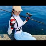 【釣り】大物と女の戦闘‼️お尻がペロンとめくれ魚が大量に釣れるwポケモンのモンスターボールフィッシング