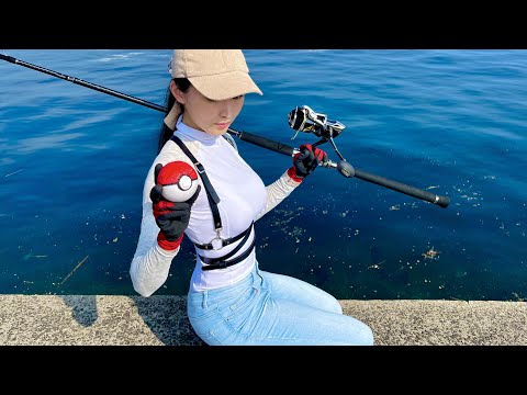 【釣り】大物と女の戦闘‼️お尻がペロンとめくれ魚が大量に釣れるwポケモンのモンスターボールフィッシング