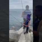 ルアー釣り初挑戦のマッチョのパワーがスゴ過ぎて、魚が次々とノックアウト　#ルアー釣り #釣り初心者 #衝撃映像