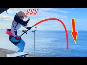 女と大物の強烈なフルパワー釣りバトルが凄い！釣り竿が猛烈に曲がりそして…