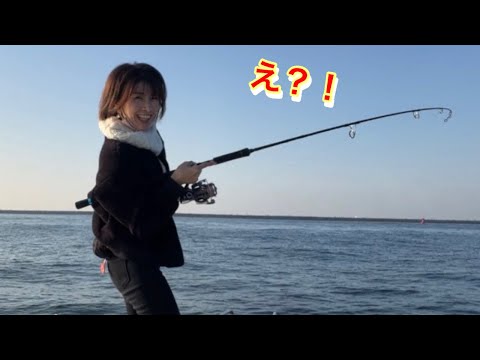 釣りに夢中になり過ぎてある事に気付かない女...