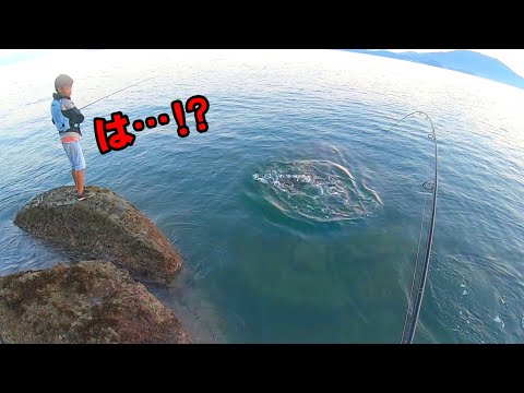 予想外の大物が飛びつき襲いかかる光景に子供もビビる！