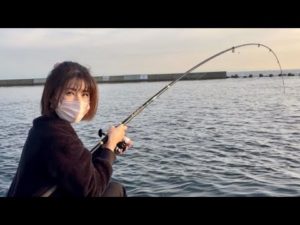 美味しい魚に釣られた女が夜まで釣りをすると...