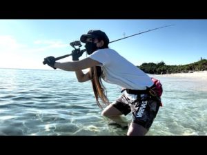 【釣りガール】綺麗な水に生息する謎の魚を釣って食べてみた！