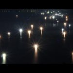 夏の日本海、連なる光一直線に　但馬沖のイカ釣り漁、ピーク迎え「いさり火」圧巻