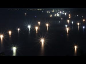 夏の日本海、連なる光一直線に　但馬沖のイカ釣り漁、ピーク迎え「いさり火」圧巻