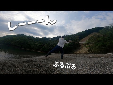 湖のような海で静かに鱚キスを釣りあげる