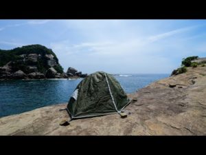断崖が連なる小さな離島で大型回遊魚を求めて真夏の1泊2日釣りキャンプ旅