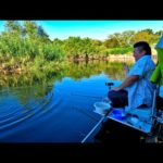 常に水が落ちてくる堰の下は草むらで涼しく釣りができた