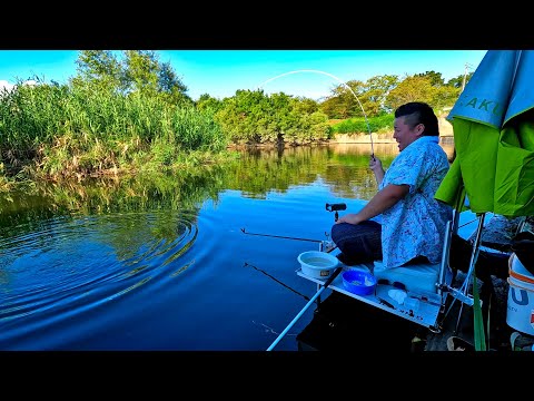 常に水が落ちてくる堰の下は草むらで涼しく釣りができた