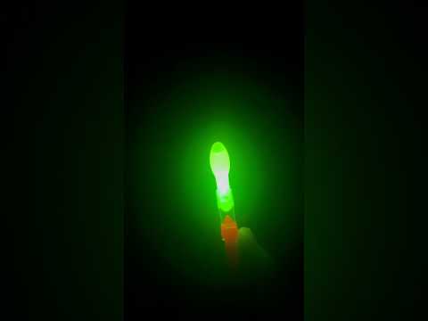 アオリイカ釣り用のウキの先端に、ウミホタルの50サイズを付けます。　その後、暗闇ではどのように見えるのか実験してみました。　発光体の先端が球のような形になっているので、光が集まりやすく視認性抜群です。